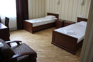 Отель Отель Золотая Подкова Золочев Улучшенный двухместный номер с 2 отдельными кроватями-1