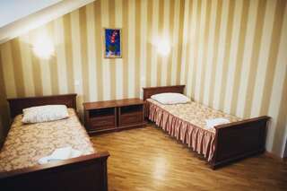 Отель Отель Золотая Подкова Золочев Стандартный двухместный номер с 2 отдельными кроватями-1